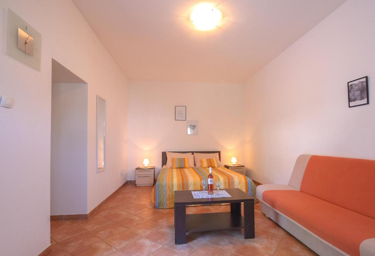 Apartmani Nina โรวีน ภายนอก รูปภาพ