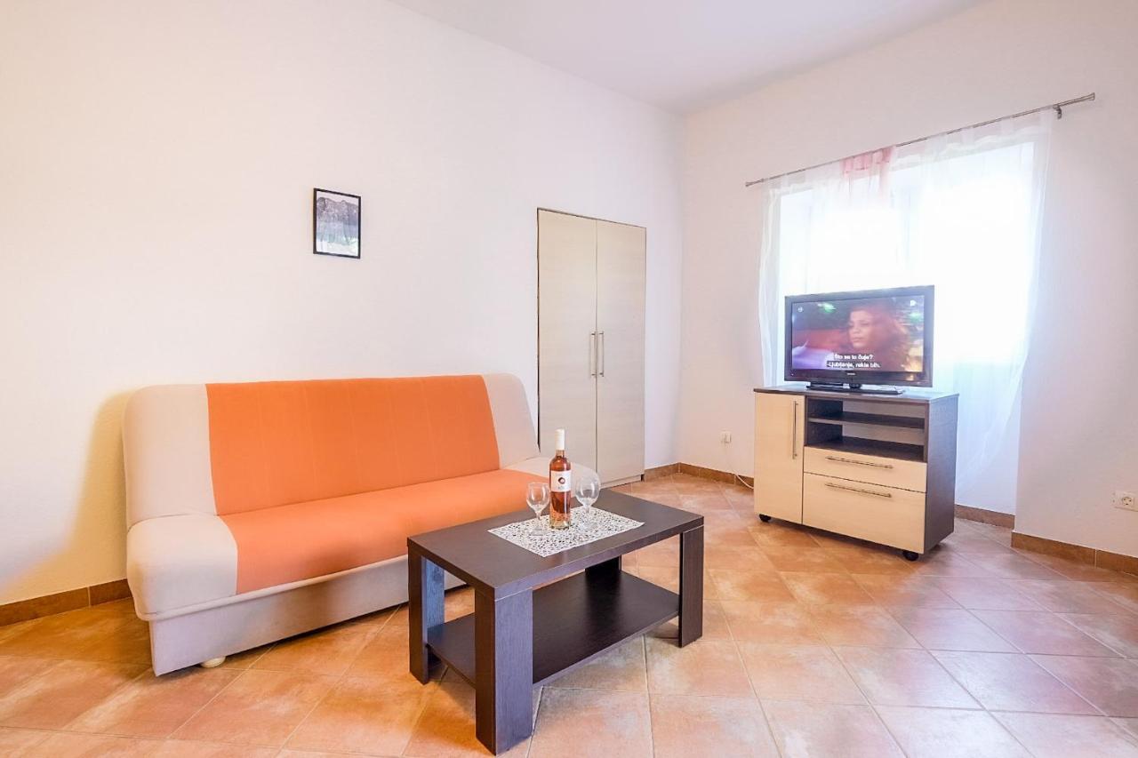 Apartmani Nina โรวีน ภายนอก รูปภาพ