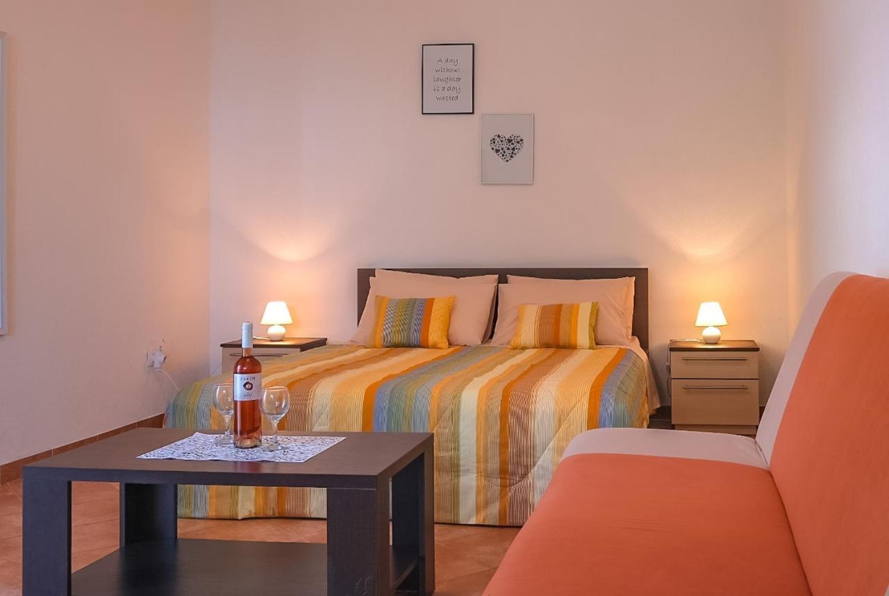 Apartmani Nina โรวีน ภายนอก รูปภาพ